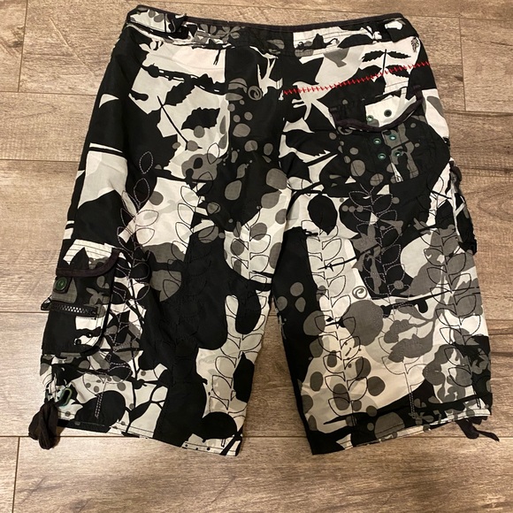 Powder Room Shorts - Picture 2 of 2